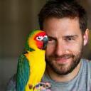 Thibault Morel avec son oiseau